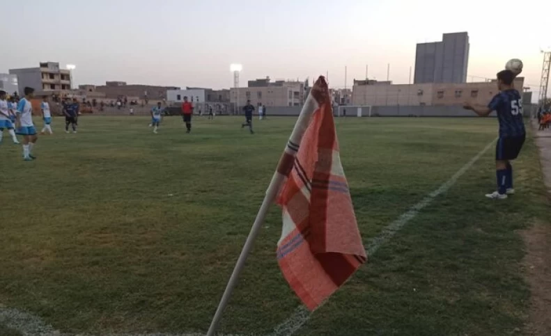 شاهکاری دیگر در فوتبال خوزستان؛ لُنگ به جای پرچم کرنر!