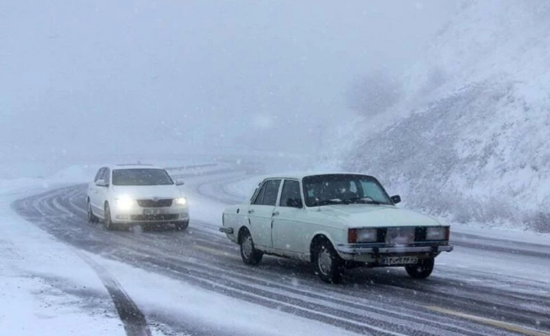 برف وکولاک جاده چالوس و آزادراه تهران-شمال را مسدود کرد